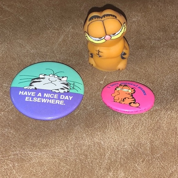2 Novelty Button Pins & 1 Mini Garfield - Picture 1 of 16